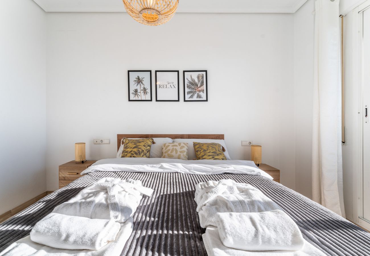 Apartamento en Fuengirola - Superb Location Beachfront , 3 bed with terrace