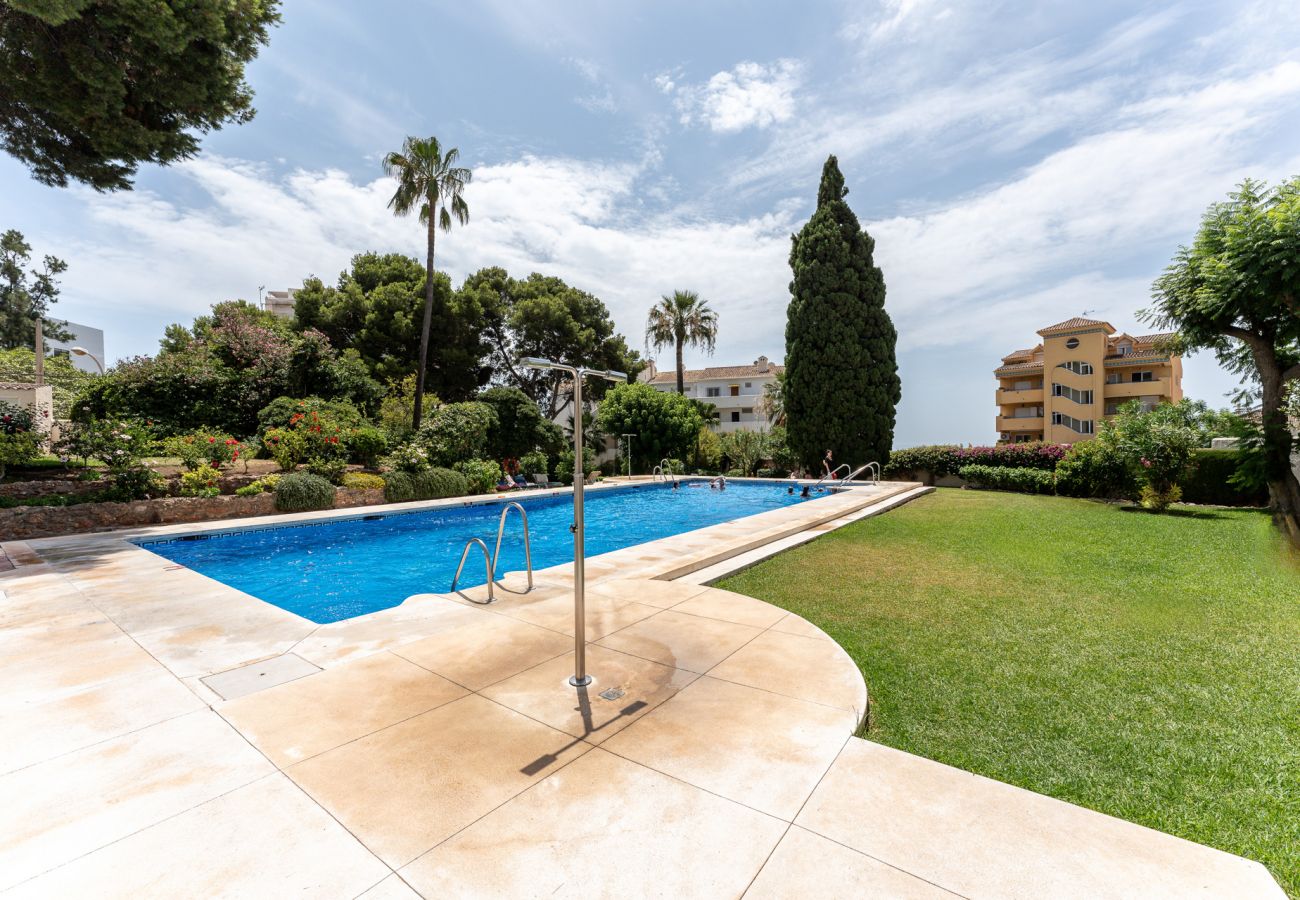 Apartamento en Benalmádena - Coastal Charm: Renovated 2-Bed Apt, Pool, Sea Views