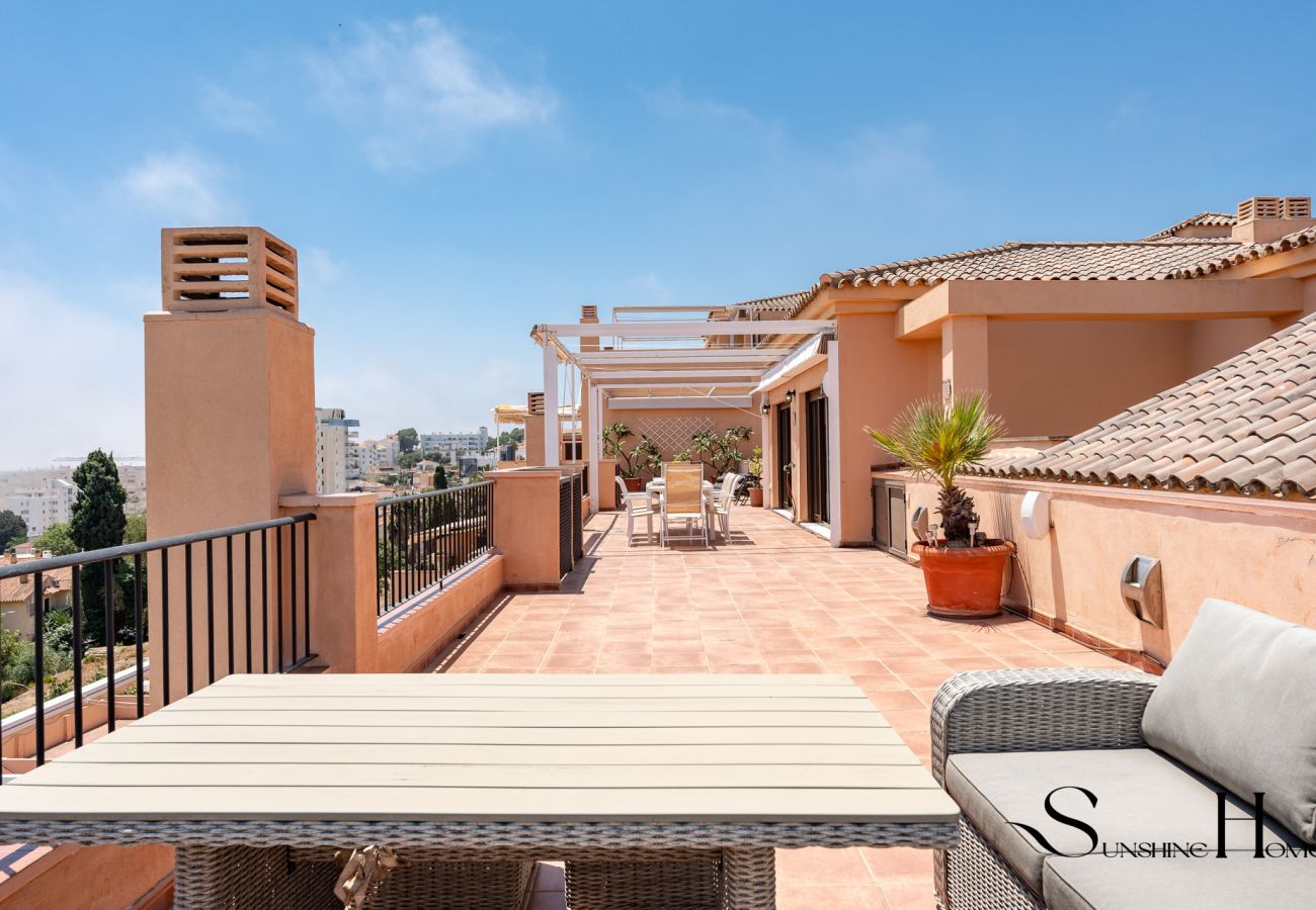 Apartamento en Torremolinos - Magnificent 4br Oasis, Panoramic terrace, pool and parking