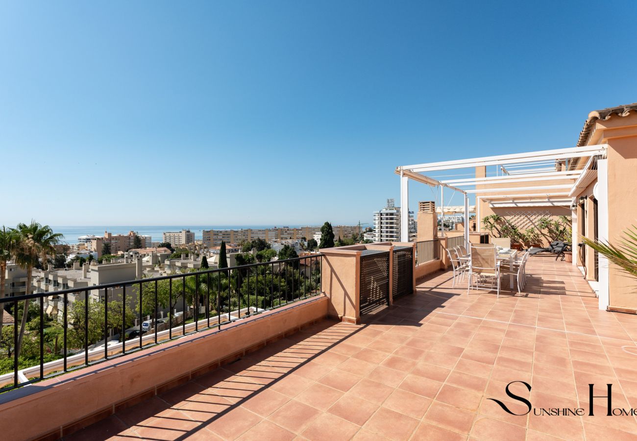 Apartamento en Torremolinos - Magnificent 4br Oasis, Panoramic terrace, pool and parking