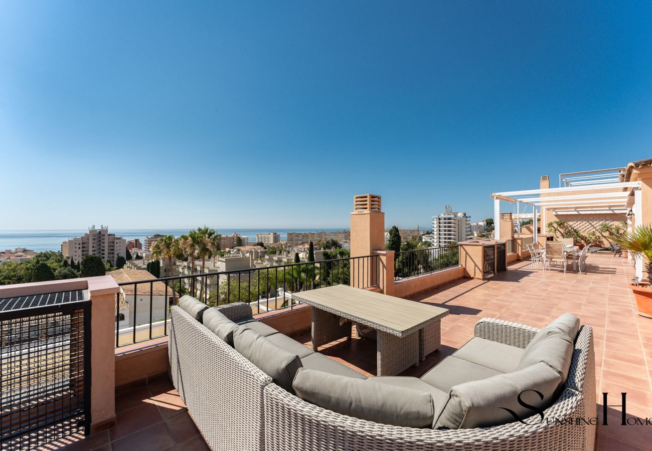 Apartamento en Torremolinos - Magnificent 4br Oasis, Panoramic terrace, pool and parking