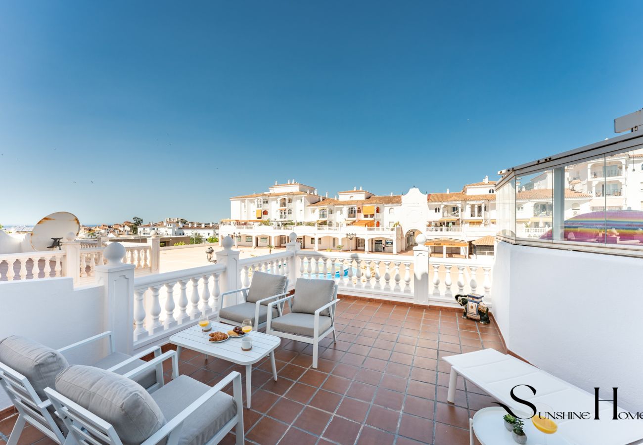 Apartamento en Benalmádena - Fancy 2BR Retreat: Pool, Parking, Wonderful Views