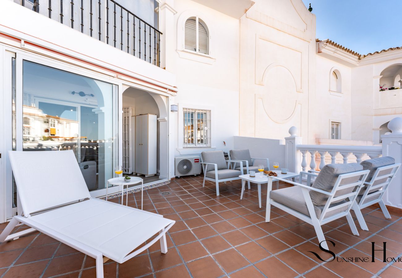 Apartamento en Benalmádena - Fancy 2BR Retreat: Pool, Parking, Wonderful Views