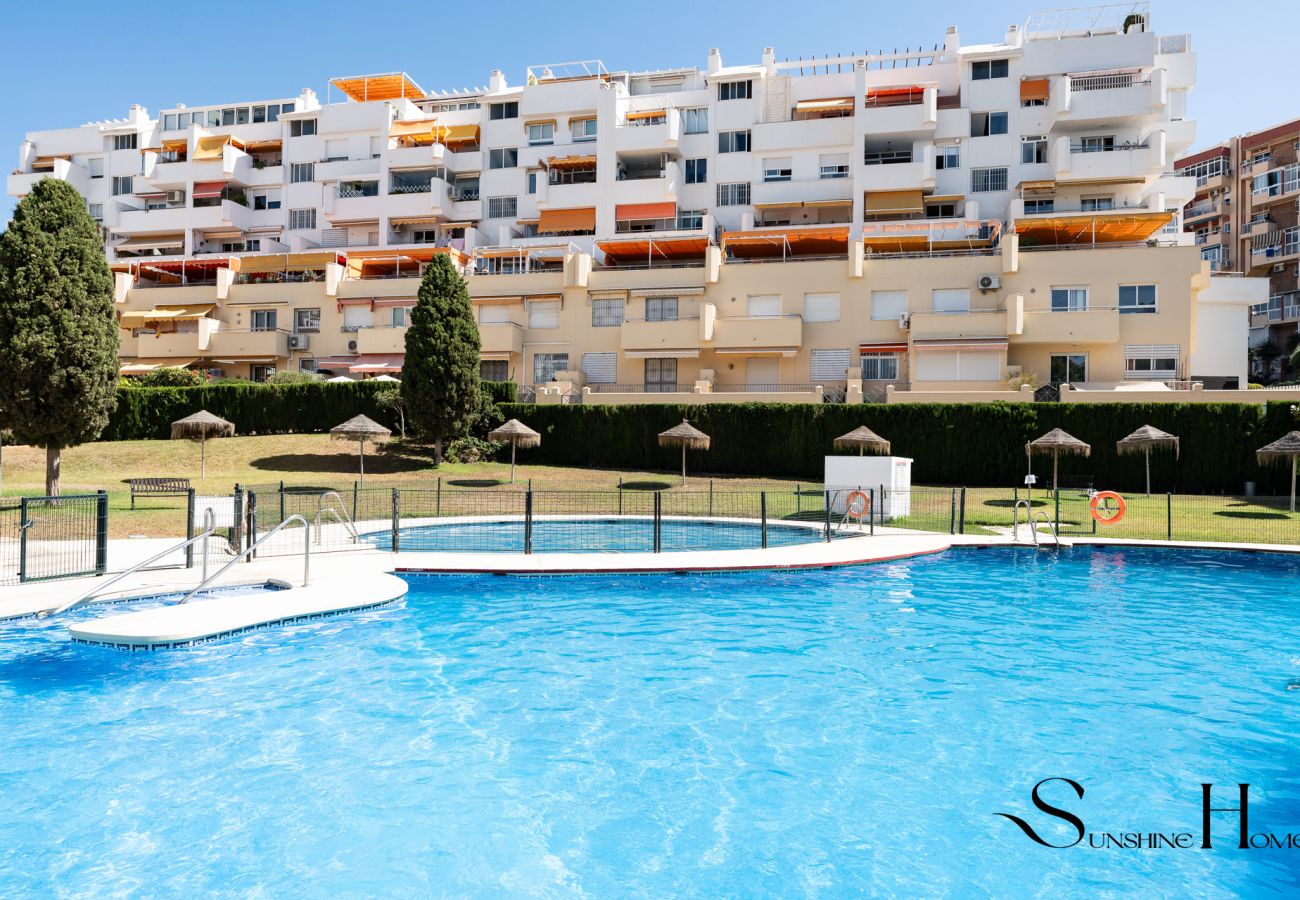 Apartamento en Benalmádena - Fancy 2BR Retreat: Pool, Parking, Wonderful Views