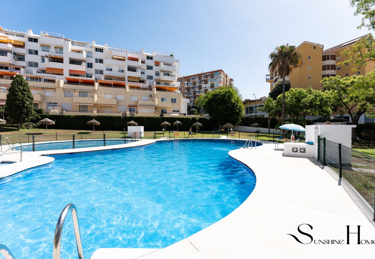 Apartamento en Benalmádena - Fancy 2BR Retreat: Pool, Parking, Wonderful Views