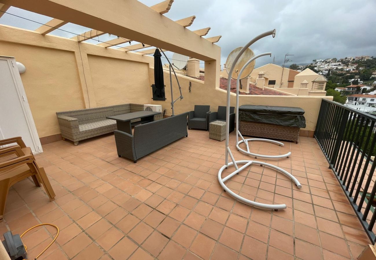 Apartamento en Fuengirola - Mountain Views, Pool & Rooftop: Cozy 2BR for 6