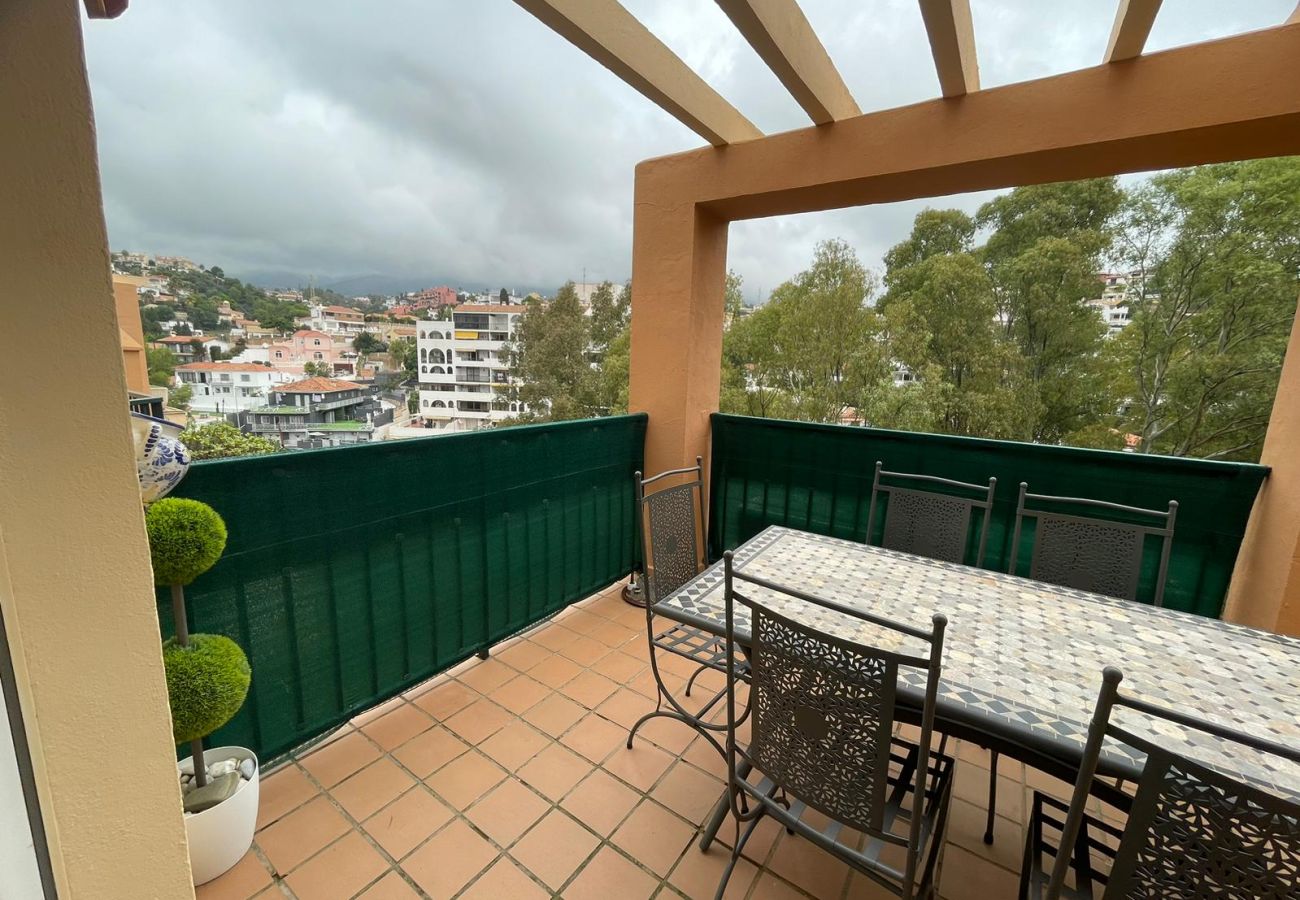 Apartamento en Fuengirola - Mountain Views, Pool & Rooftop: Cozy 2BR for 6