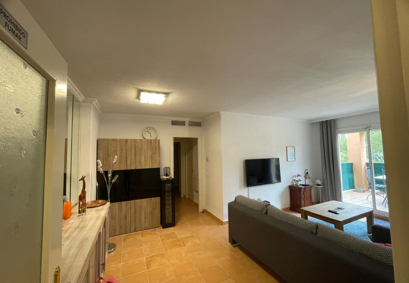 Apartamento en Fuengirola - Mountain Views, Pool & Rooftop: Cozy 2BR for 6