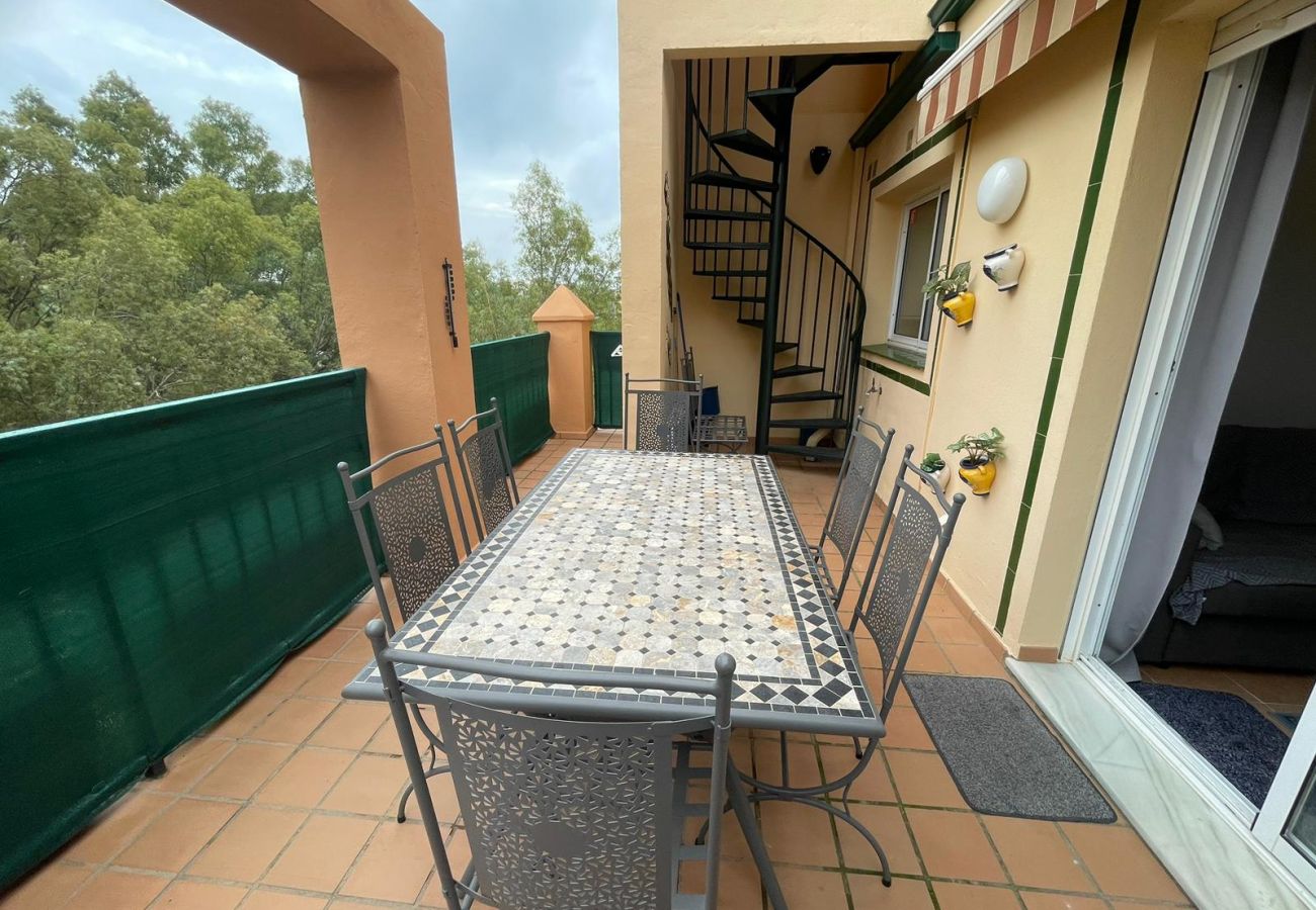 Apartamento en Fuengirola - Mountain Views, Pool & Rooftop: Cozy 2BR for 6