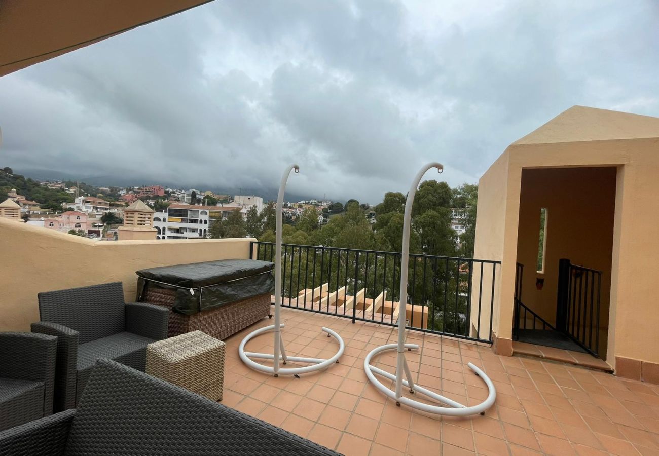 Apartamento en Fuengirola - Mountain Views, Pool & Rooftop: Cozy 2BR for 6