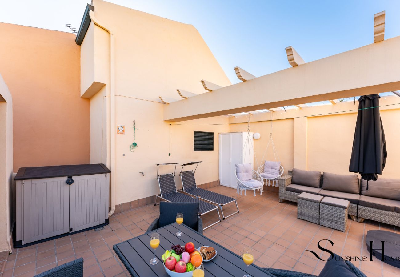 Apartamento en Fuengirola - Mountain Views, Pool & Rooftop: Cozy 2BR for 6