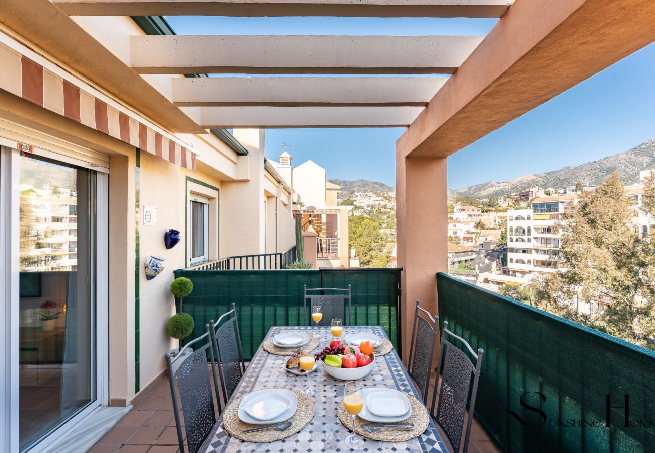 Apartamento en Fuengirola - Mountain Views, Pool & Rooftop: Cozy 2BR for 6