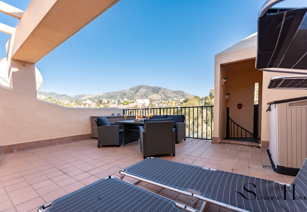 Apartamento en Fuengirola - Mountain Views, Pool & Rooftop: Cozy 2BR for 6