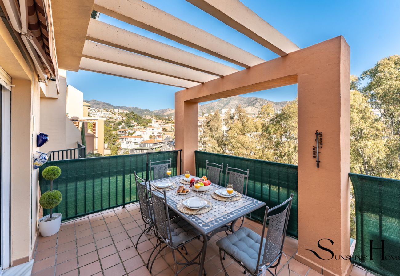 Apartamento en Fuengirola - Mountain Views, Pool & Rooftop: Cozy 2BR for 6