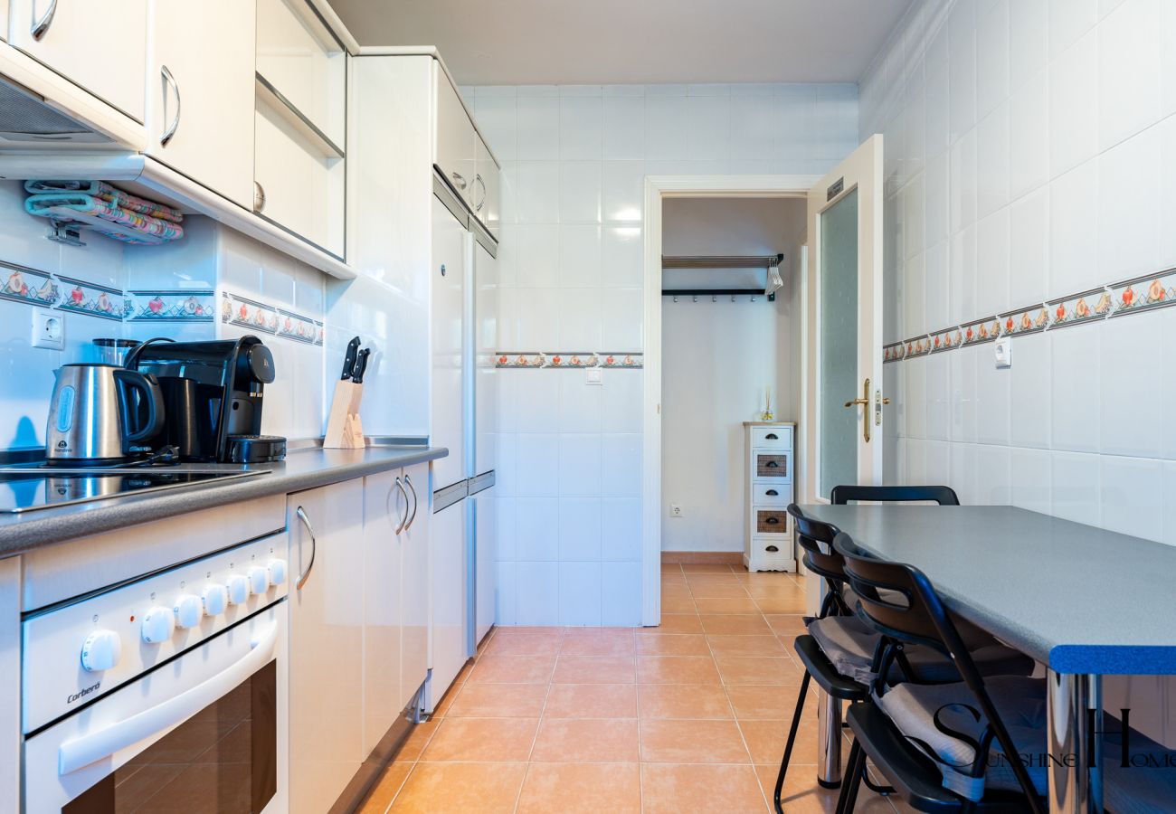 Apartamento en Fuengirola - Mountain Views, Pool & Rooftop: Cozy 2BR for 6