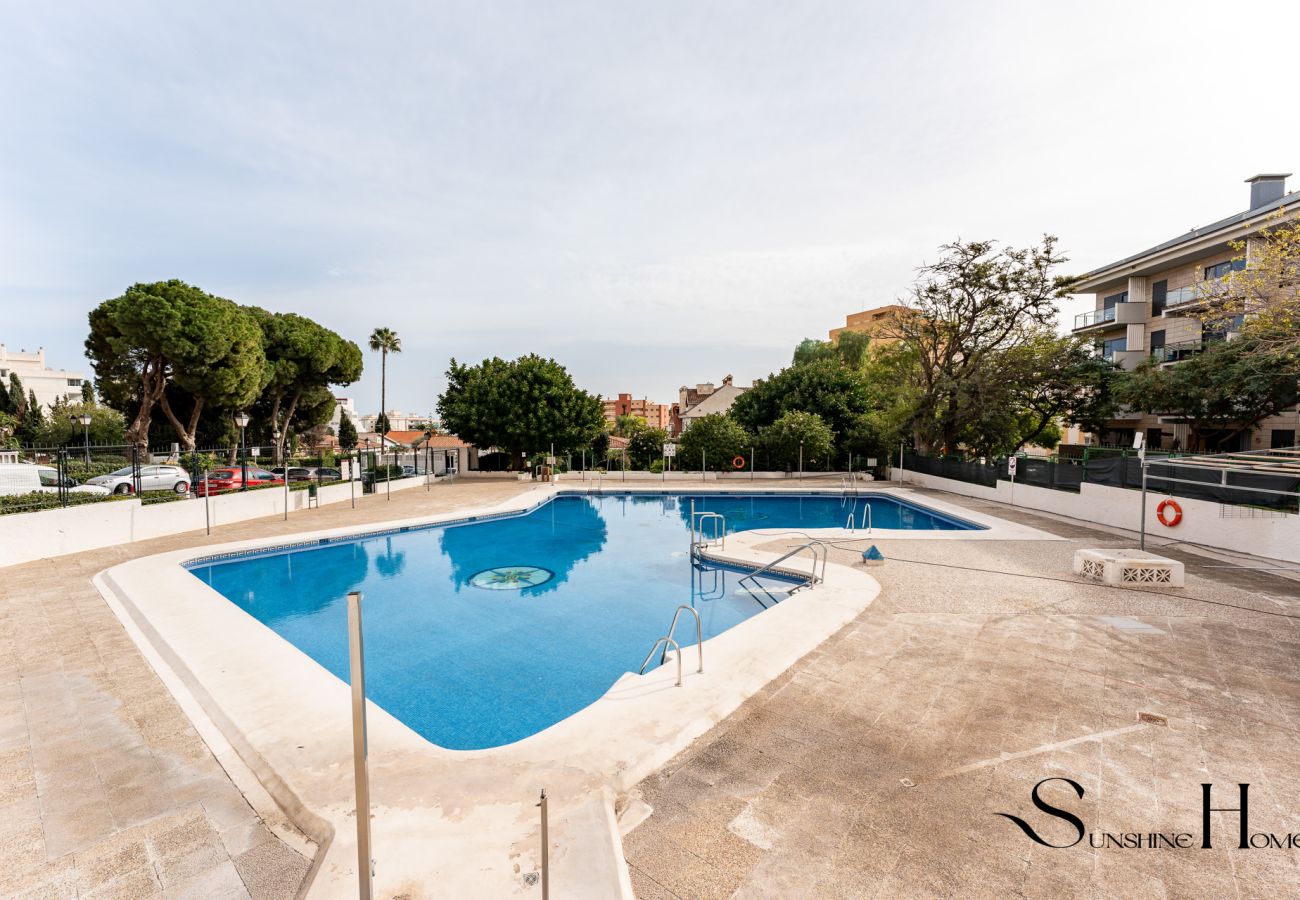 Apartamento en Benalmádena - Stylish Retreat: 1-Bed, Pool, Sleeps 3