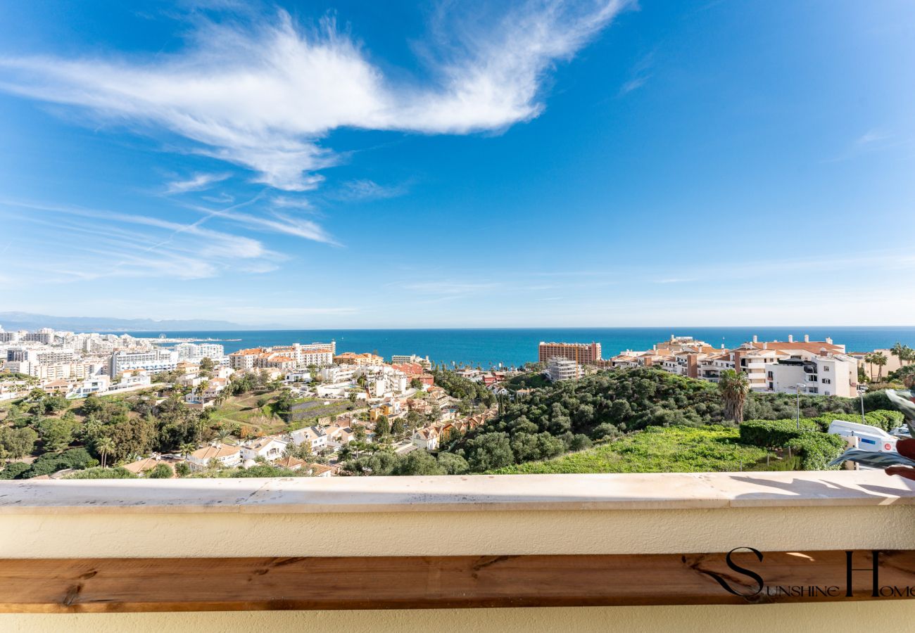 Casa adosada en Benalmádena - 3-Bed Seaview Escape: Pool, Garage, 4 Terraces