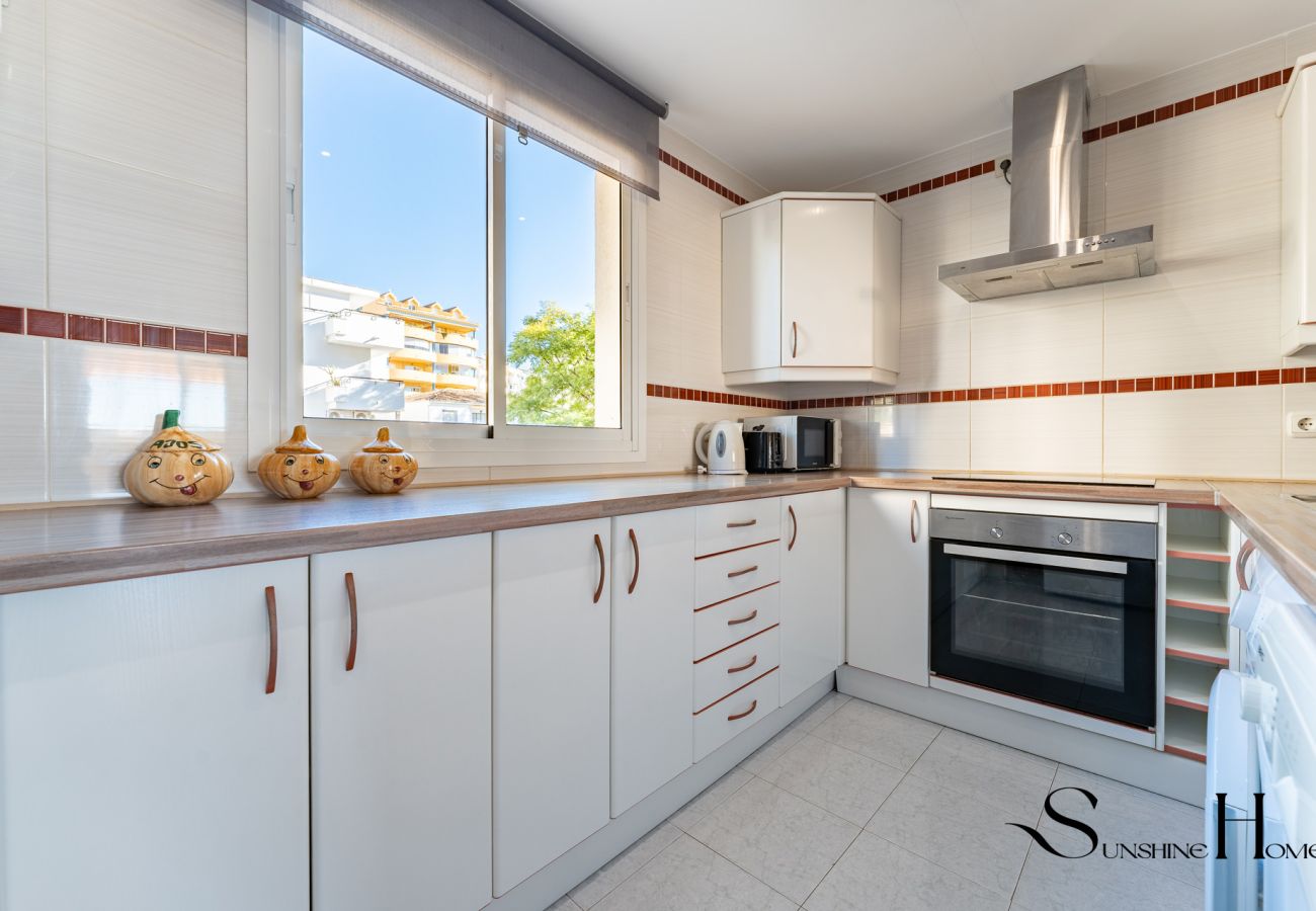 Apartamento en Benalmádena - Coastal 2BR Apartment, Parking, Pool