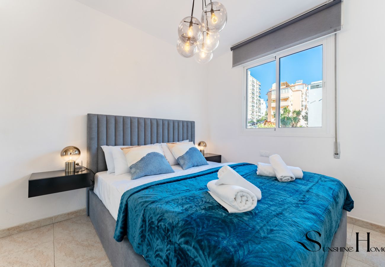 Apartamento en Benalmádena - Coastal 2BR Apartment, Parking, Pool