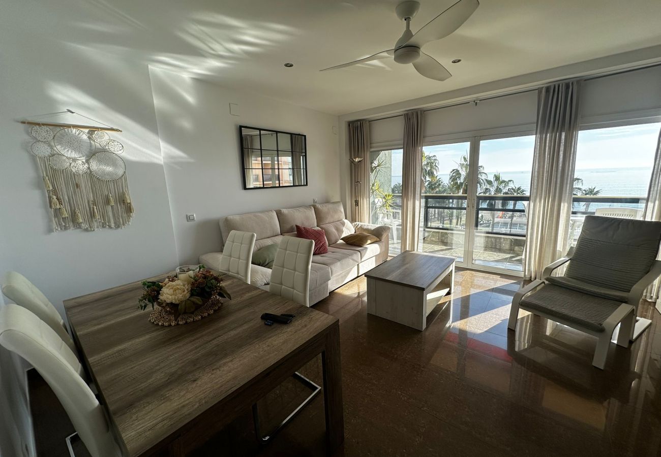 Apartamento en Torremolinos - 1st Line from the Beach, Views, Pool, Parking 