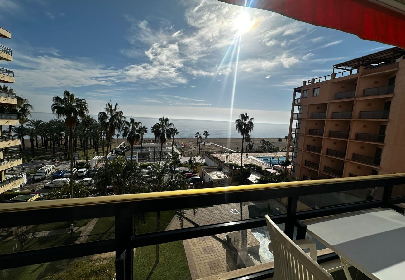 Apartamento en Torremolinos - 1st Line from the Beach, Views, Pool, Parking 