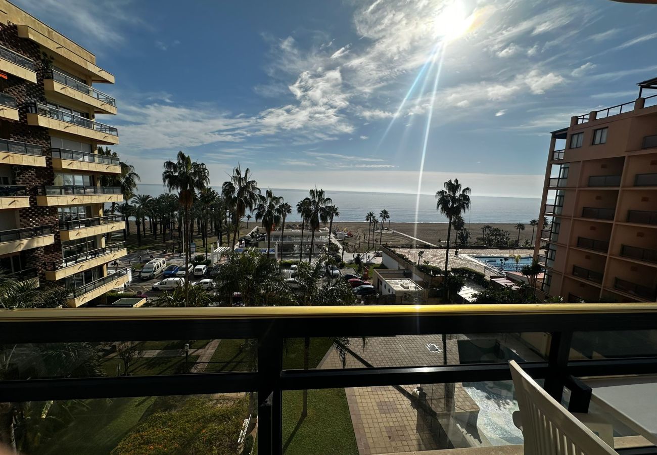 Apartamento en Torremolinos - 1st Line from the Beach, Views, Pool, Parking 