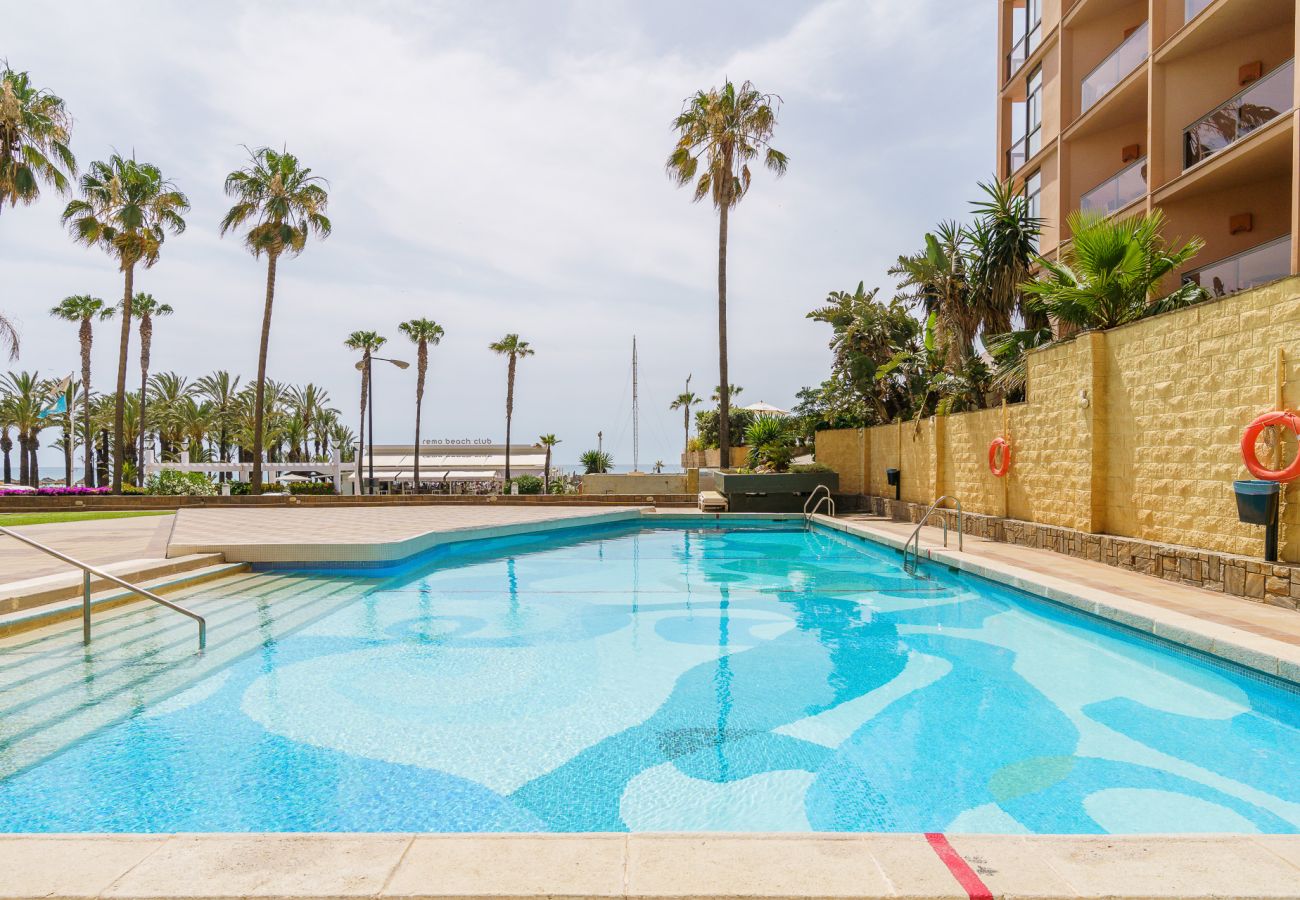 Apartamento en Torremolinos - 1st Line from the Beach, Views, Pool, Parking 