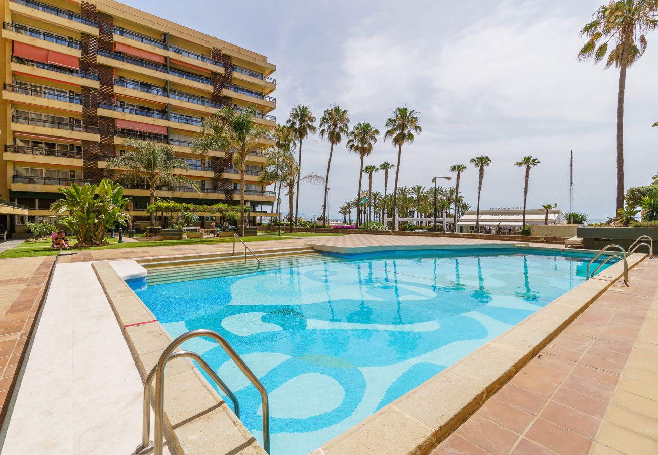 Apartamento en Torremolinos - 1st Line from the Beach, Views, Pool, Parking 