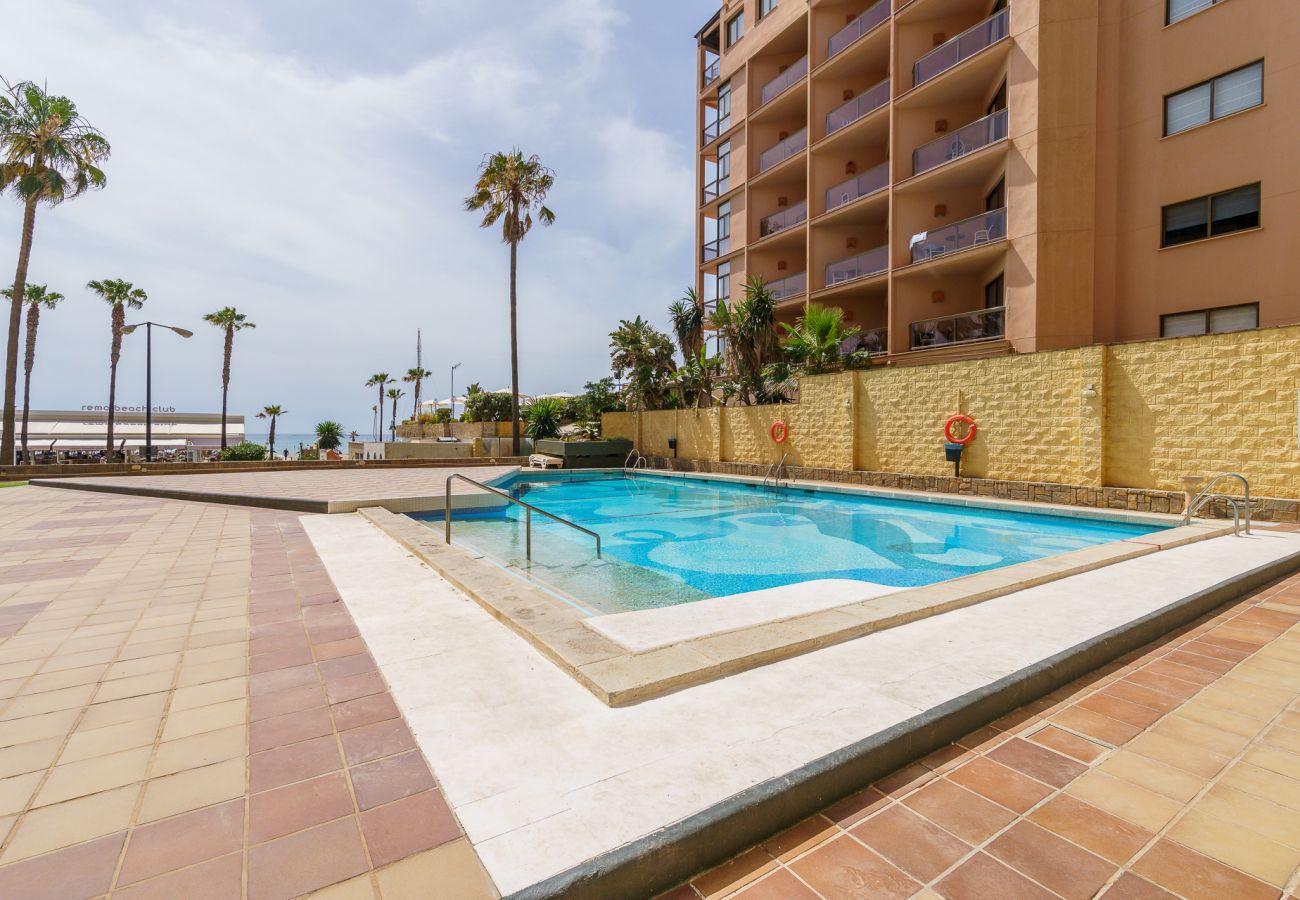 Apartamento en Torremolinos - 1st Line from the Beach, Views, Pool, Parking 