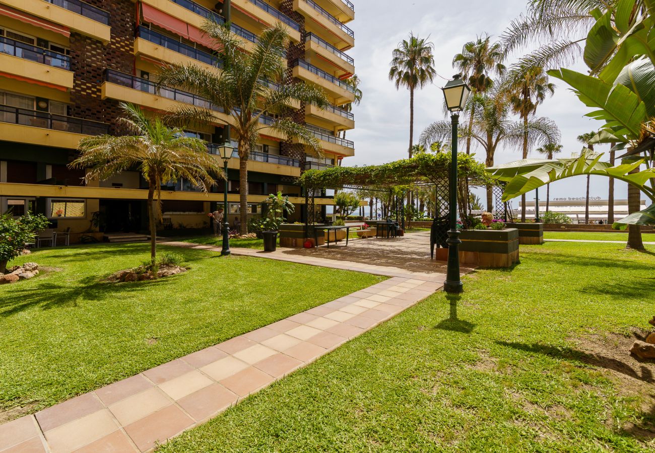 Apartamento en Torremolinos - 1st Line from the Beach, Views, Pool, Parking 