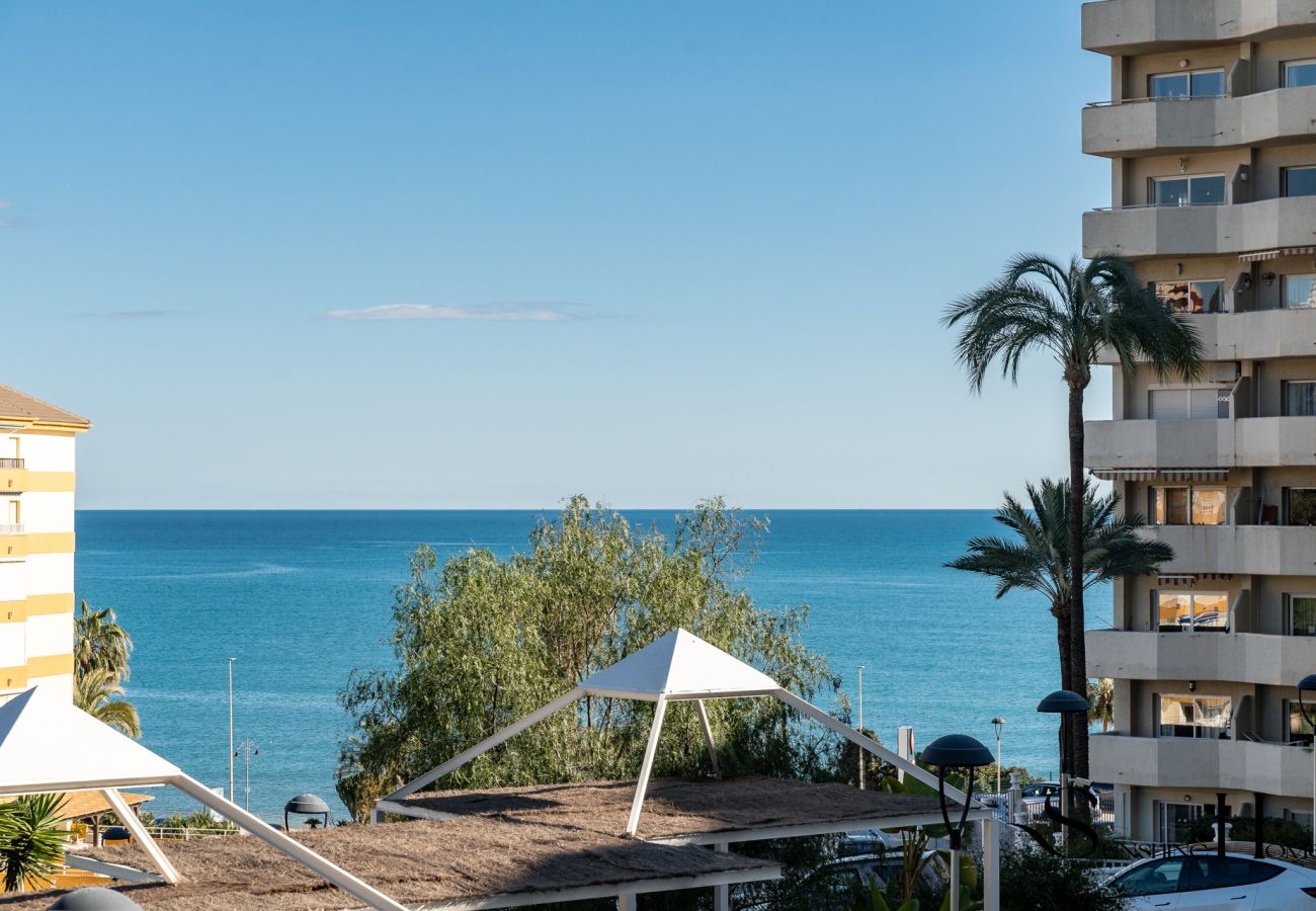 Studio à Benalmádena - Seaview beachfront studio with aqua park & balcony