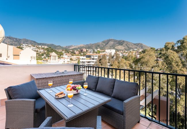  à Fuengirola - Mountain Views, Pool & Rooftop: Cozy 2BR for 6