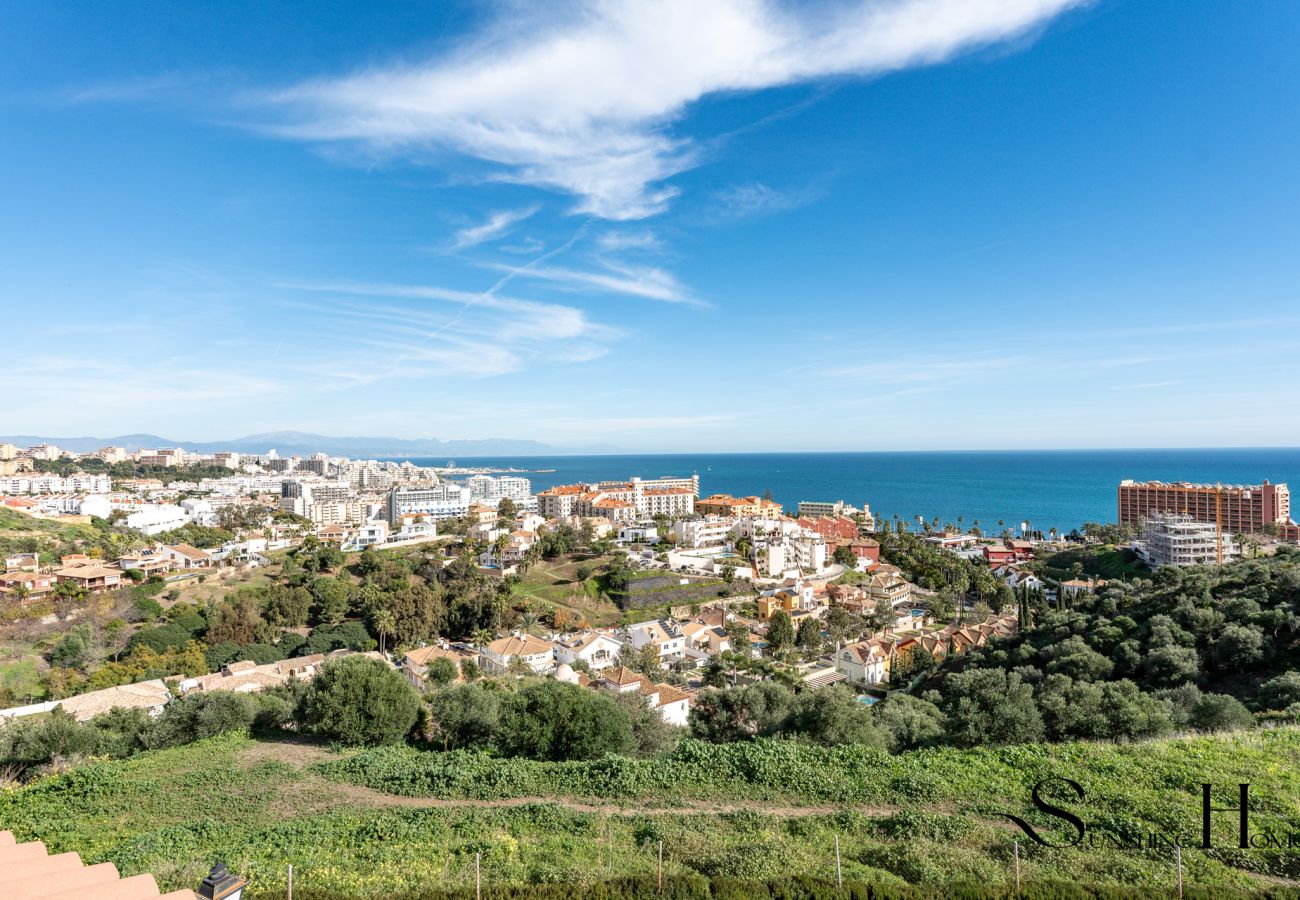 Maison mitoyenne à Benalmádena - 3-Bed Seaview Escape: Pool, Garage, 4 Terraces