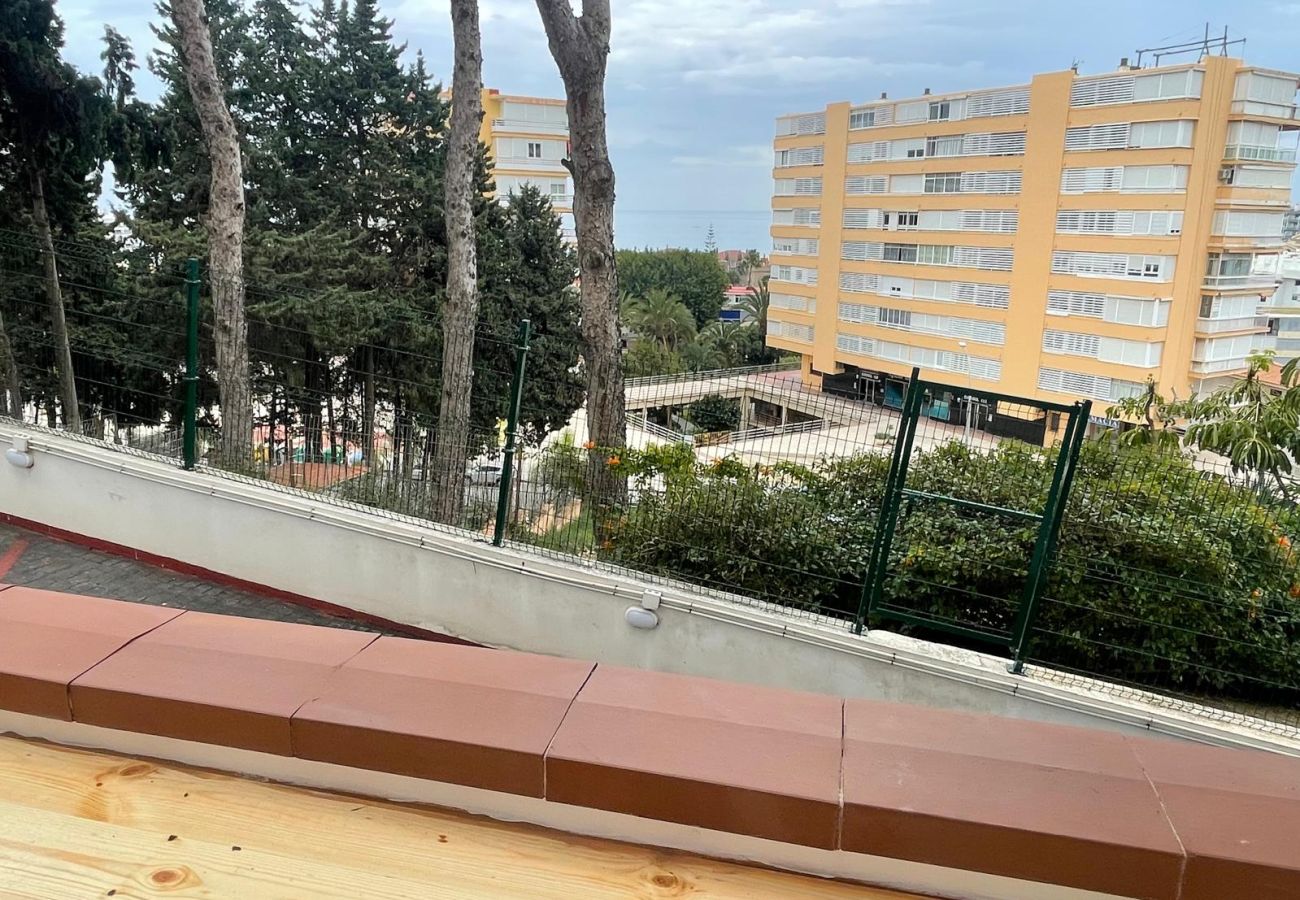 Appartement à Torremolinos - Cozy 2 Bedroom Duplex, Parking, Terrace, Office, Pool! 