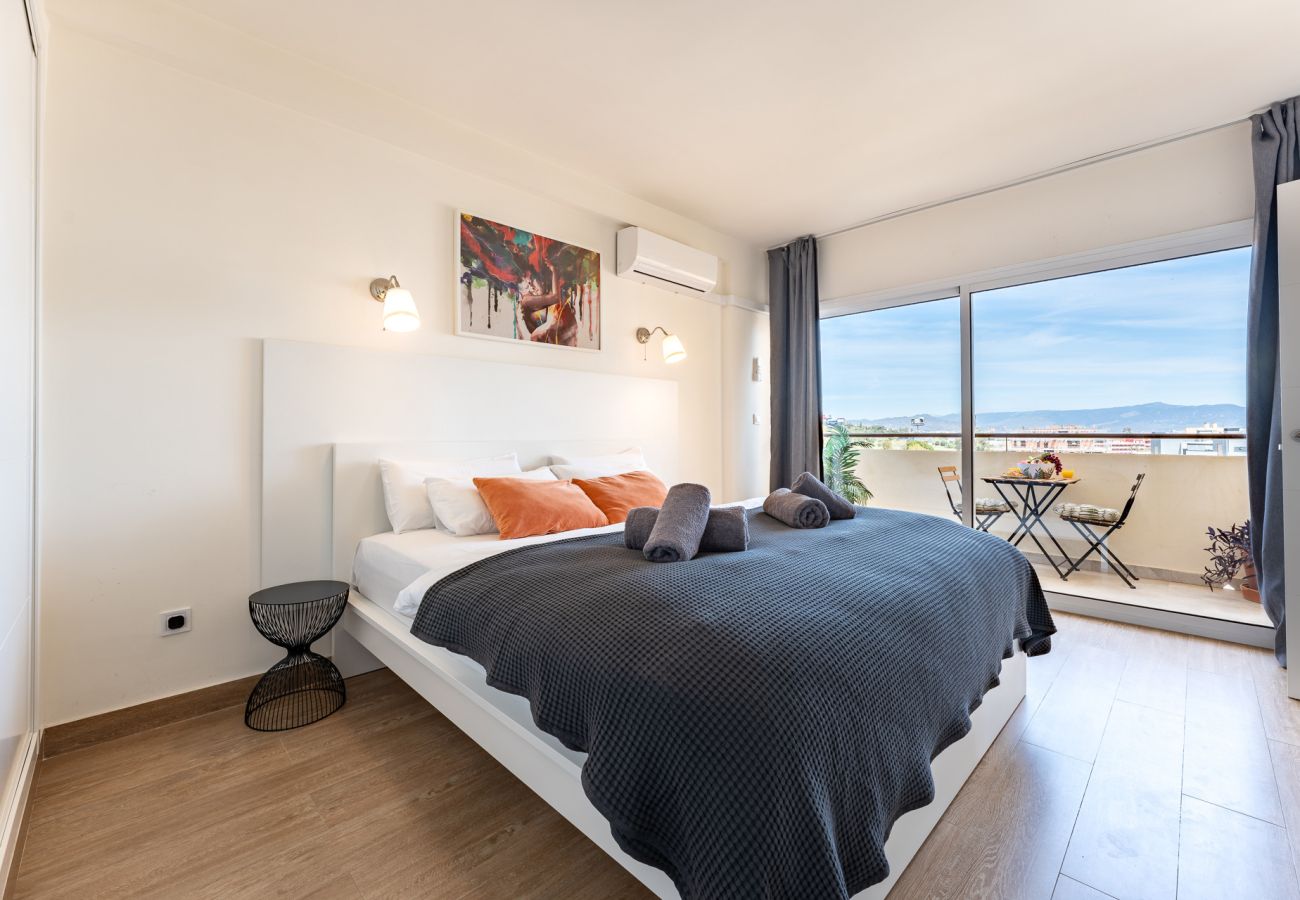 Apartment in Torremolinos - Sunrise Haven: Spacious, Bright, Pool, Terraces