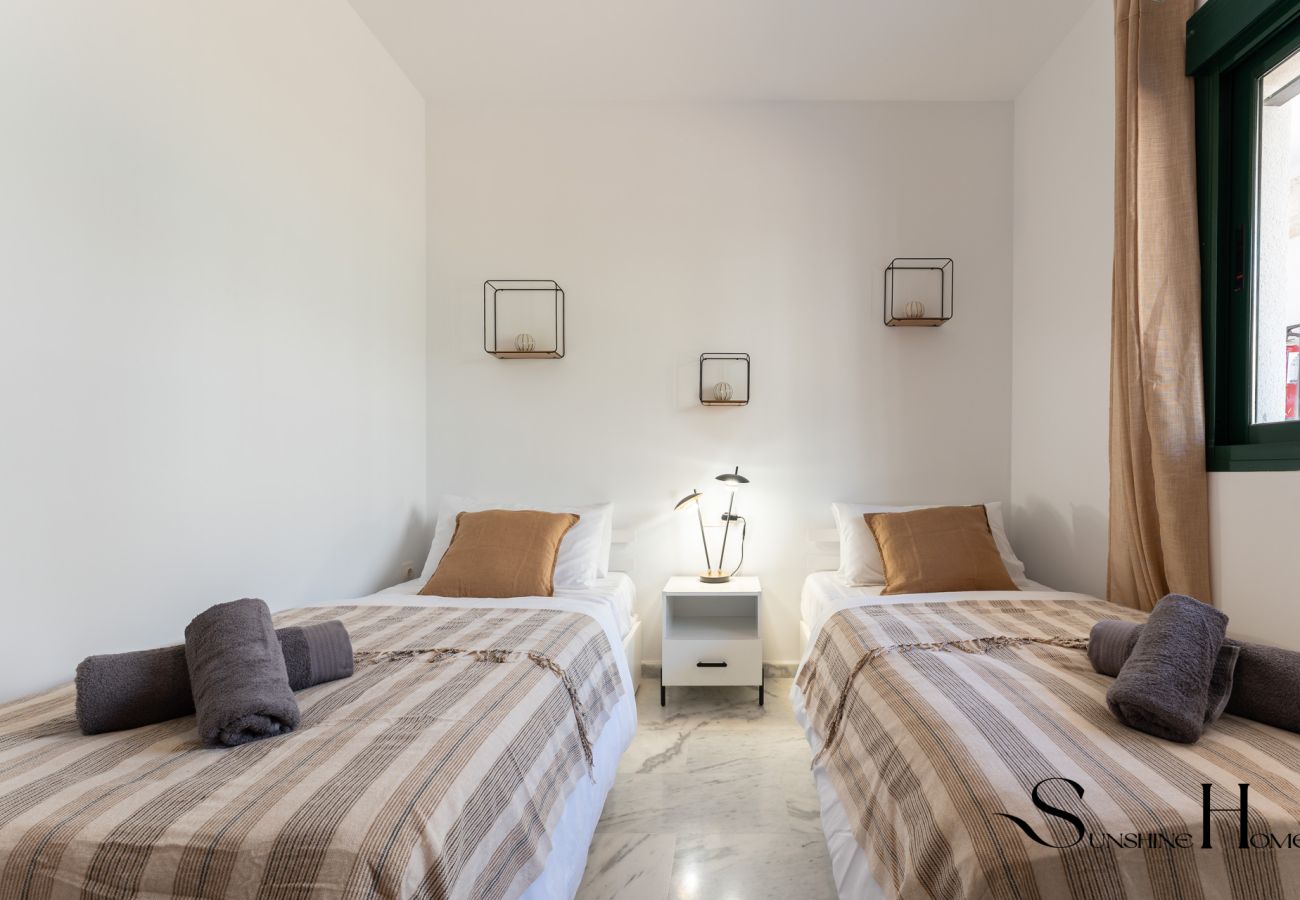 Apartment in Benalmádena - Elegant 2 Bed 2 Bath Apartment , Pool, Views, Parking