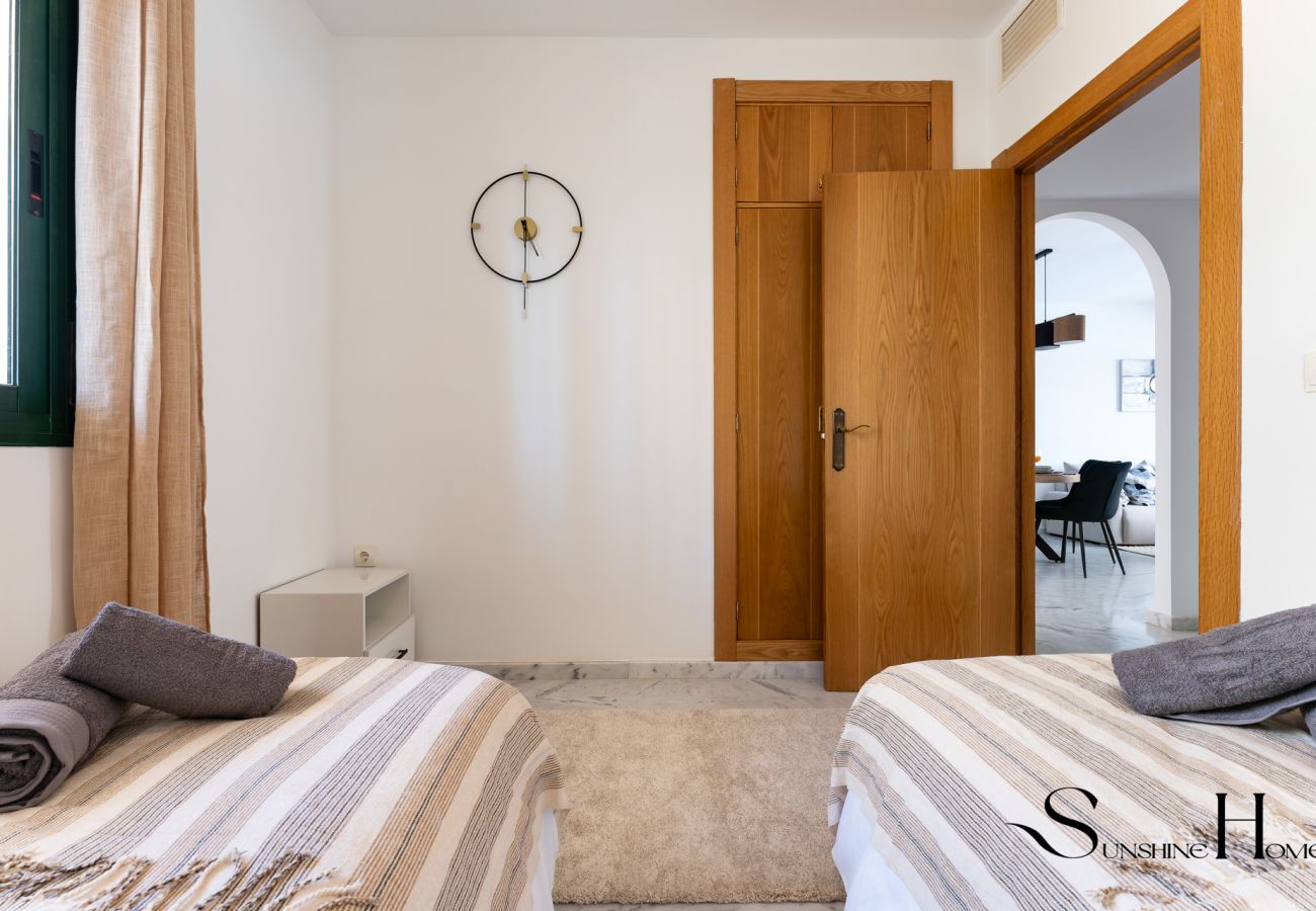 Apartment in Benalmádena - Elegant 2 Bed 2 Bath Apartment , Pool, Views, Parking