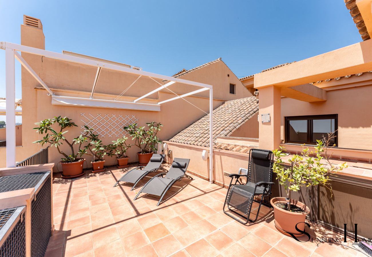 Apartment in Torremolinos - Magnificent 4br Oasis, Panoramic terrace, pool and parking