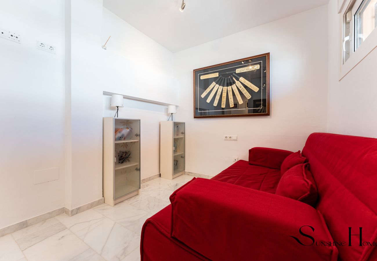 Apartment in Torremolinos - Magnificent 4br Oasis, Panoramic terrace, pool and parking