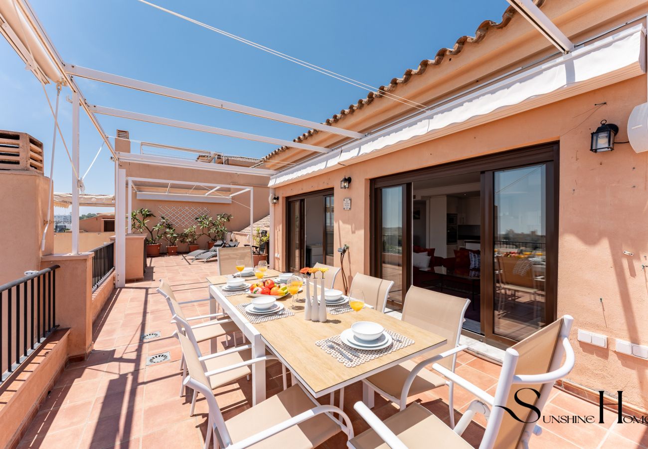 Apartment in Torremolinos - Magnificent 4br Oasis, Panoramic terrace, pool and parking