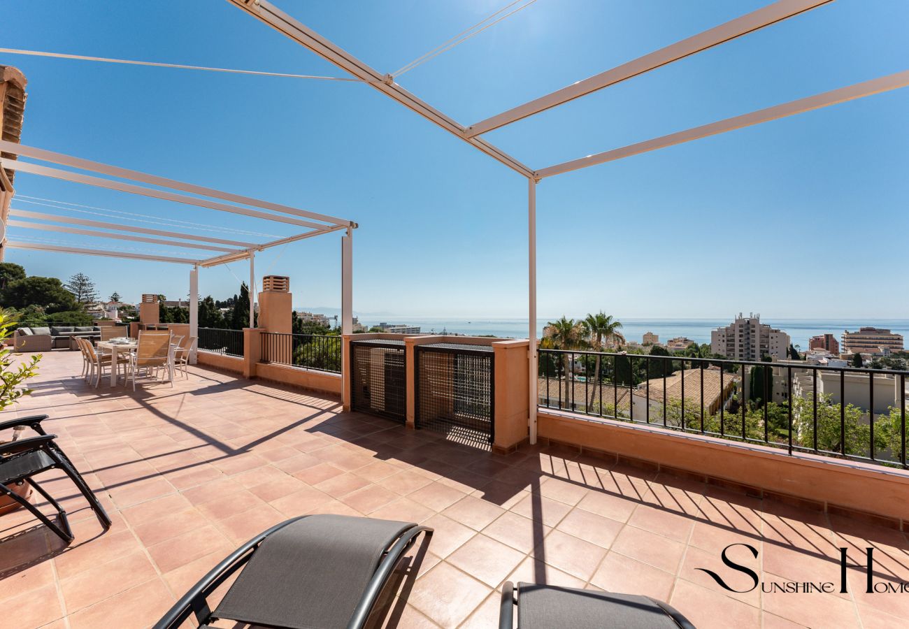 Apartment in Torremolinos - Magnificent 4br Oasis, Panoramic terrace, pool and parking