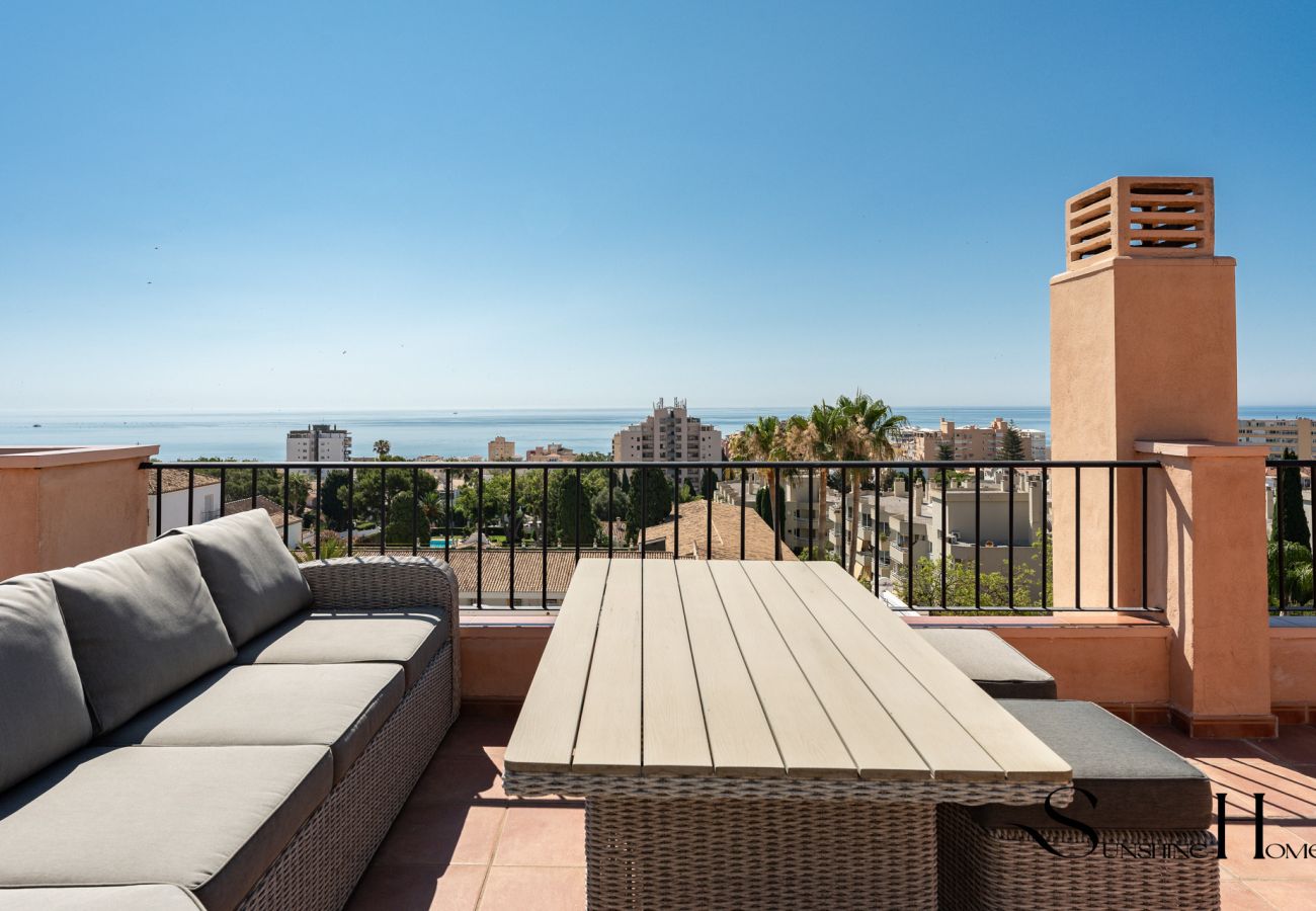 Apartment in Torremolinos - Magnificent 4br Oasis, Panoramic terrace, pool and parking