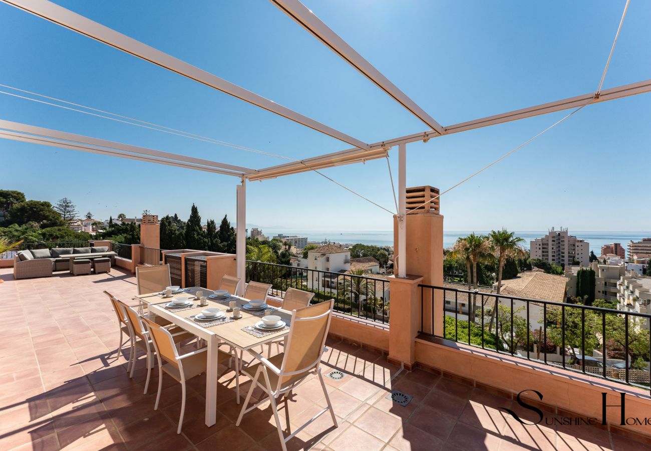 Apartment in Torremolinos - Magnificent 4br Oasis, Panoramic terrace, pool and parking