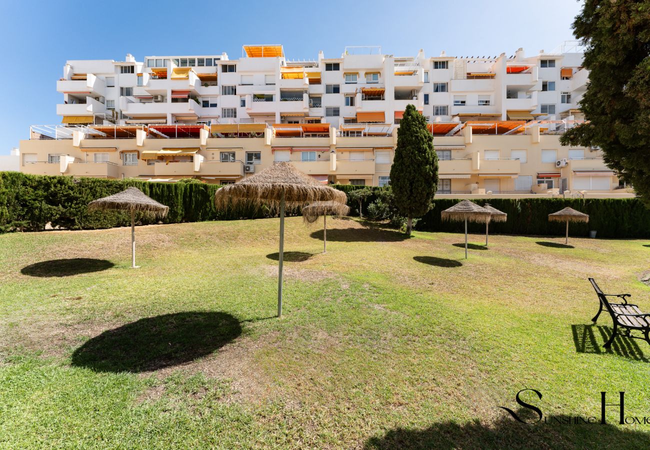 Apartment in Benalmádena - Fancy 2BR Retreat: Pool, Parking, Wonderful Views